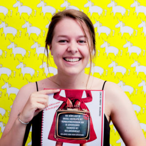 portret van liesbet delvoye, student communicatiemanagement aan howest bij het indienen van haar bachelorproef over reclamebureau's in het digitale tijdperk