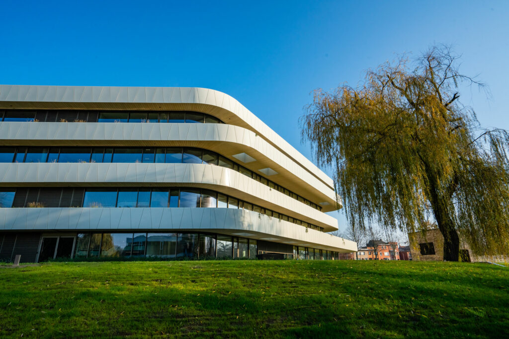 foto van de penta, nieuwe campus van howest hogeschool west-vlaanderen in kortrijk