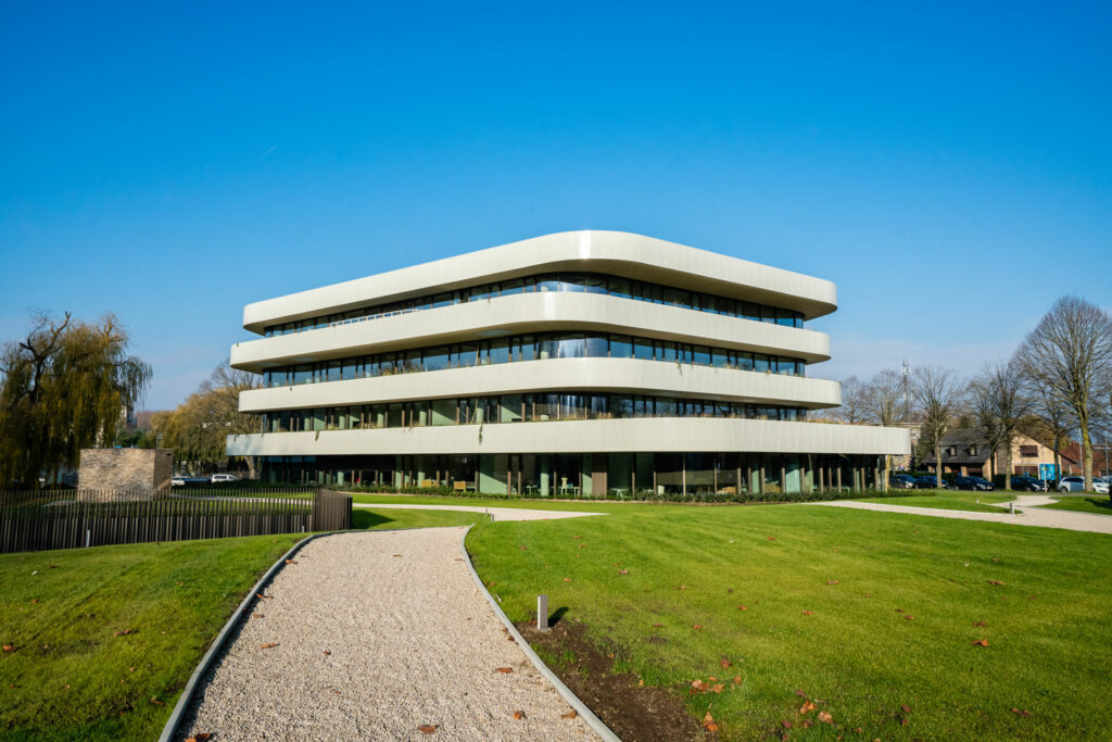 foto van de penta, nieuwe campus van howest hogeschool west-vlaanderen in kortrijk